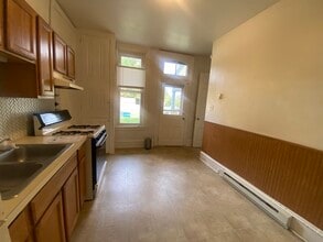 329 E Main St in Mount Joy, PA - Foto de edificio - Building Photo