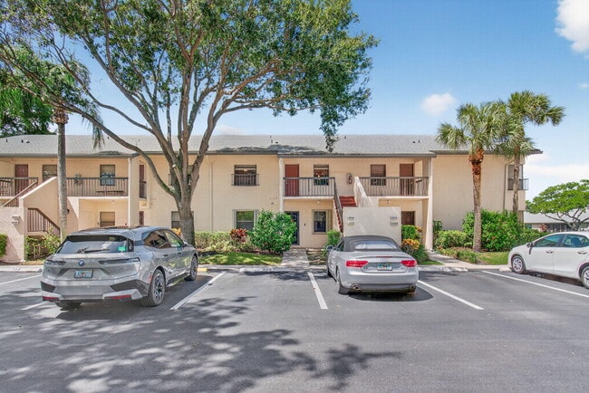 8364 Boca Glades Blvd E in Boca Raton, FL - Foto de edificio - Building Photo