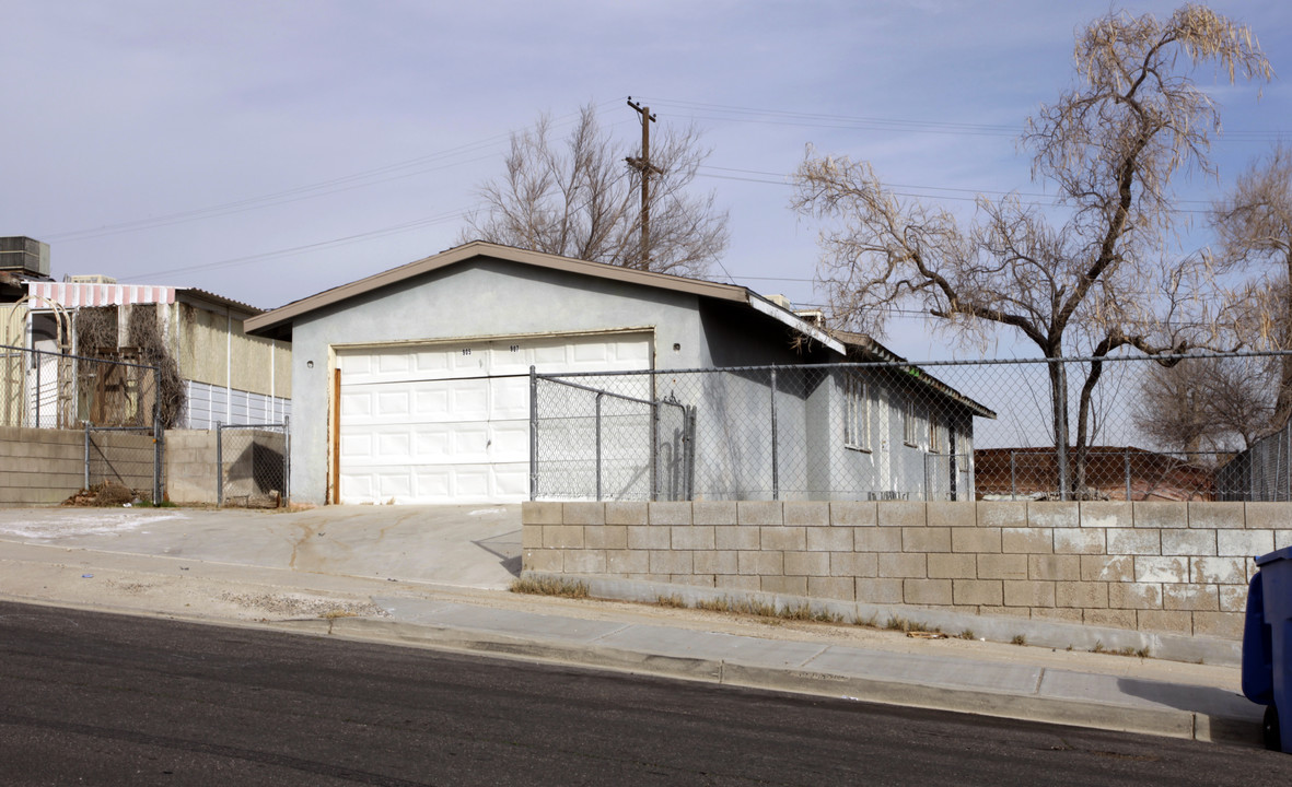 905-907 Carson St in Barstow, CA - Building Photo