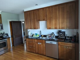 67 Moraine St, Unit 1 Apartamentos