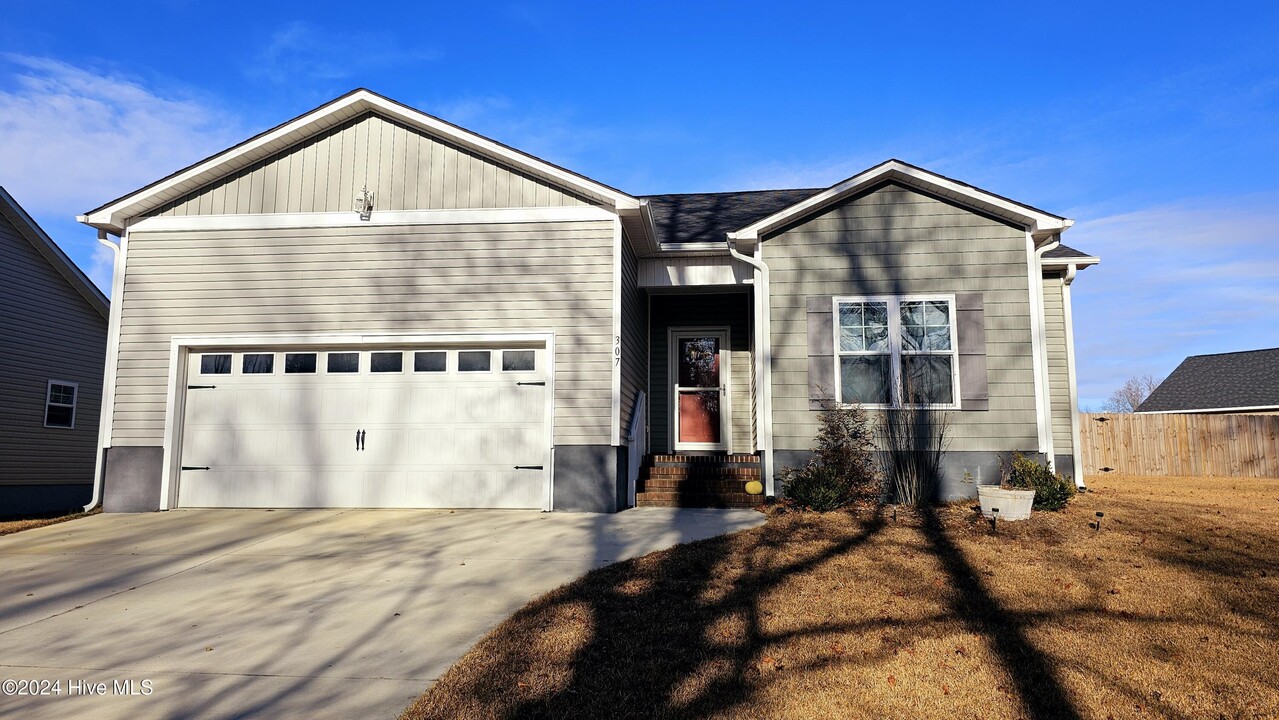 307 Garland Shores Dr in Hubert, NC - Building Photo