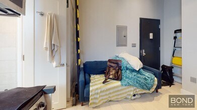358 W 51st St in New York, NY - Building Photo - Building Photo