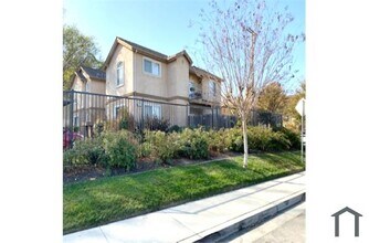 55 Frontage Rd, Unit Crestview Apartments in Pittsburg, CA - Foto de edificio - Building Photo
