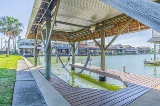 301 Commander Dr in Tiki Island, TX - Building Photo - Building Photo