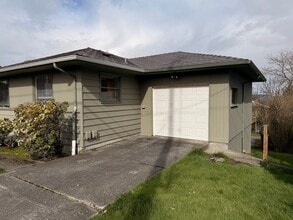 1415 Lakeway Dr in Bellingham, WA - Building Photo - Building Photo