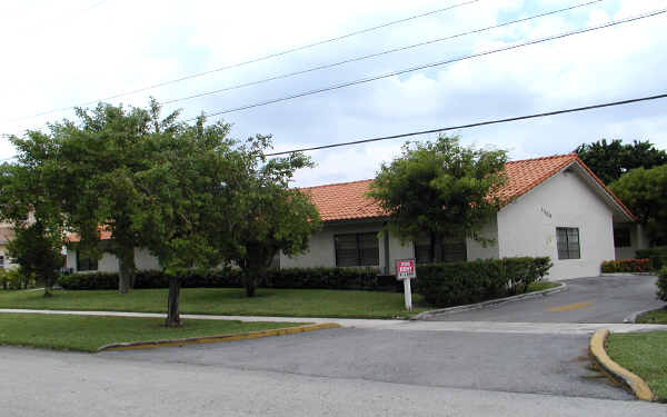 1300 Wiley St in Hollywood, FL - Building Photo