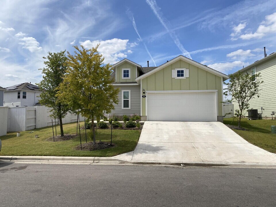 194 Heritage Ml Trl in Elgin, TX - Foto de edificio