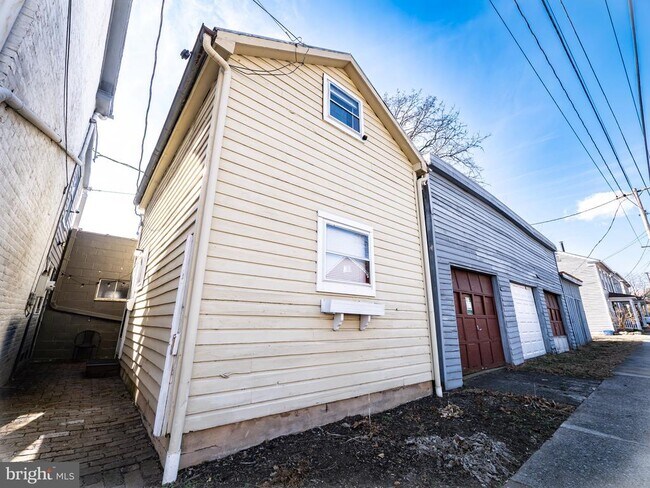 property at 703 S Loudoun St