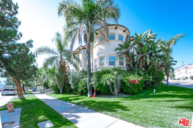 2307 Mira Vista Ave in Montrose, CA - Foto de edificio - Building Photo