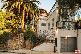 2002 N Las Palmas Ave in Los Angeles, CA - Building Photo