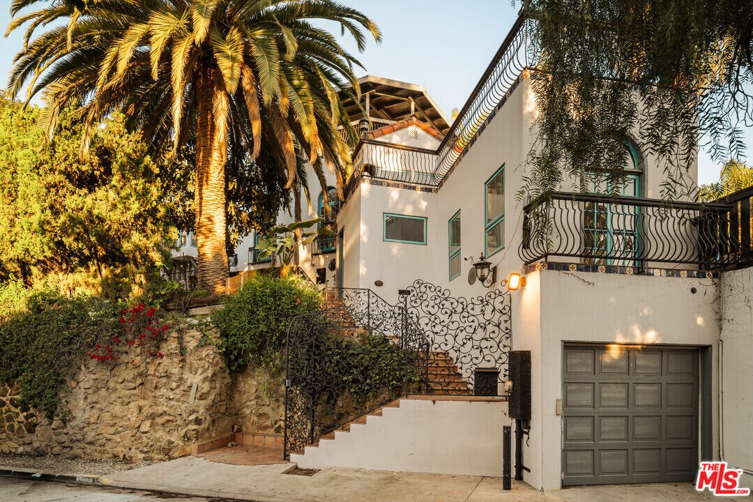 2002 N Las Palmas Ave in Los Angeles, CA - Building Photo