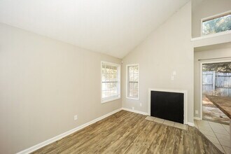 8536 Pineland Dr in Jonesboro, GA - Building Photo - Building Photo