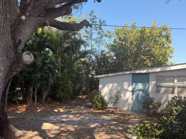 1659 Ricardo Ave in Ft. Myers, FL - Foto de edificio - Building Photo