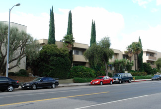 17340 Burbank Blvd in Encino, CA - Foto de edificio - Building Photo