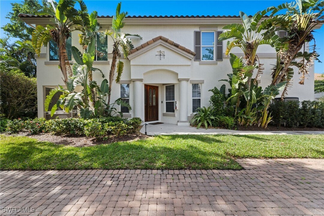 193 Colonade Cir in Naples, FL - Foto de edificio