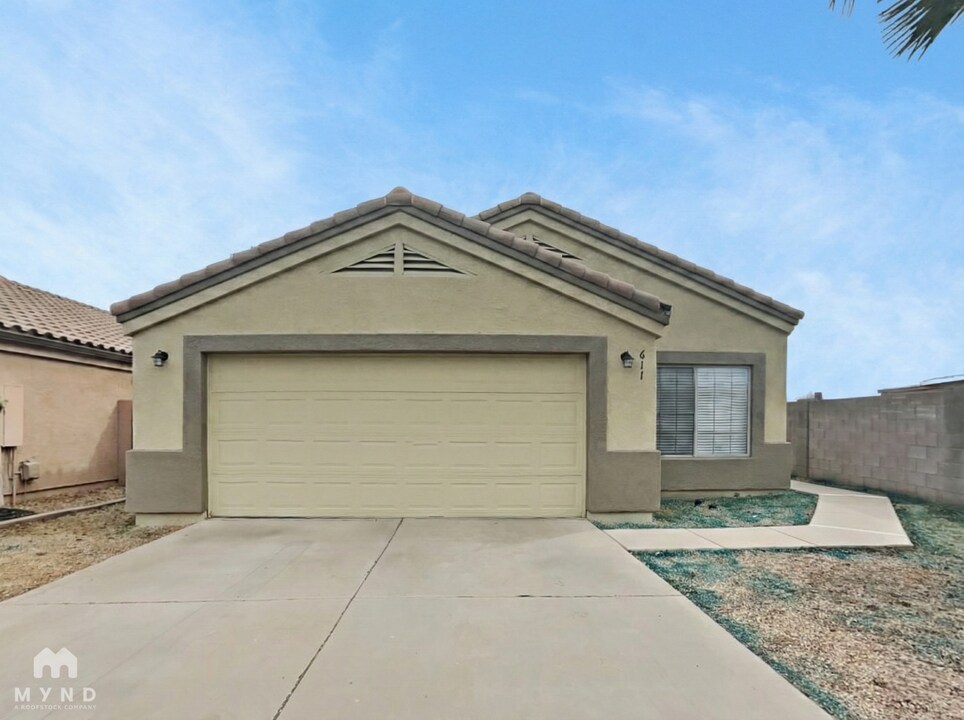 611 E Pacific Dr in Avondale, AZ - Foto de edificio