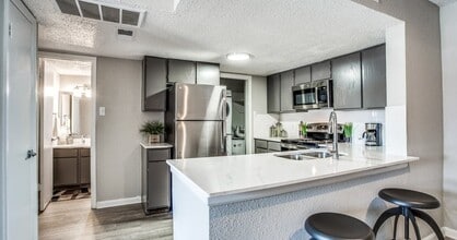 Preslee Apartments in Arlington, TX - Foto de edificio - Building Photo