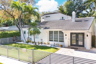 32 SW 23rd Rd in Miami, FL - Building Photo - Building Photo