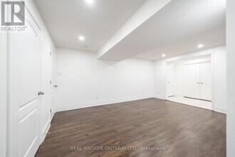 3296 Flagstone Dr in Mississauga, ON - Building Photo - Building Photo