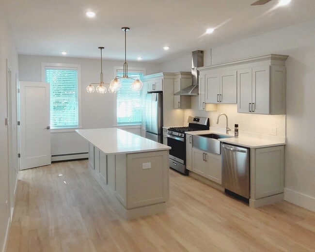 53 W Eagle St in Boston, MA - Building Photo - Building Photo