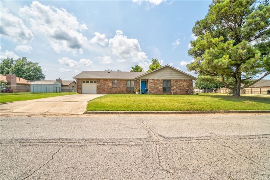 2416 Ellis Dr in Shawnee, OK - Building Photo