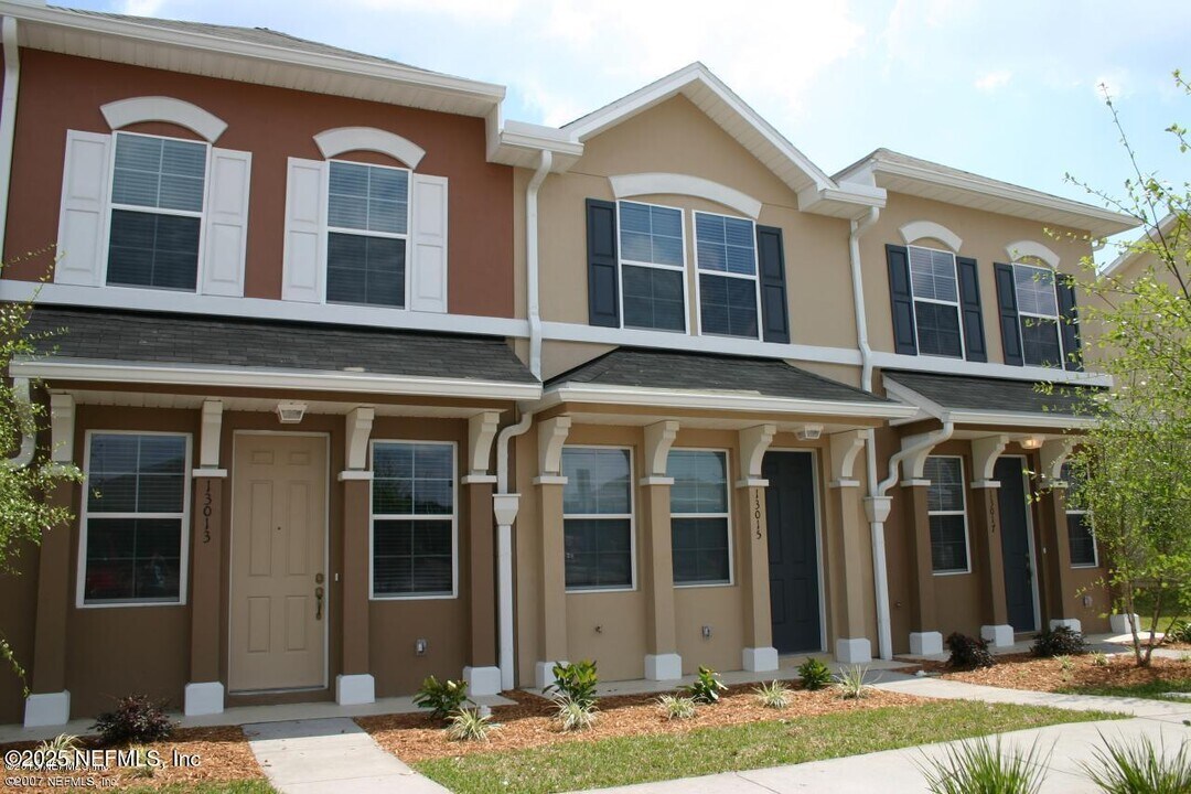 13018 Springs Manor Dr in Jacksonville, FL - Building Photo