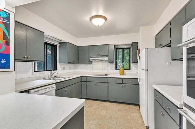 1422 S River Rd in New Berlin, WI - Building Photo - Building Photo