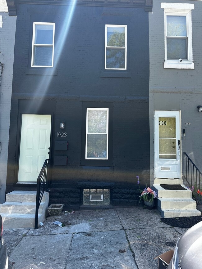 property at 1928 W Ruscomb St