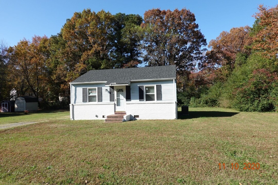 122 York Dr in Yorktown, VA - Building Photo