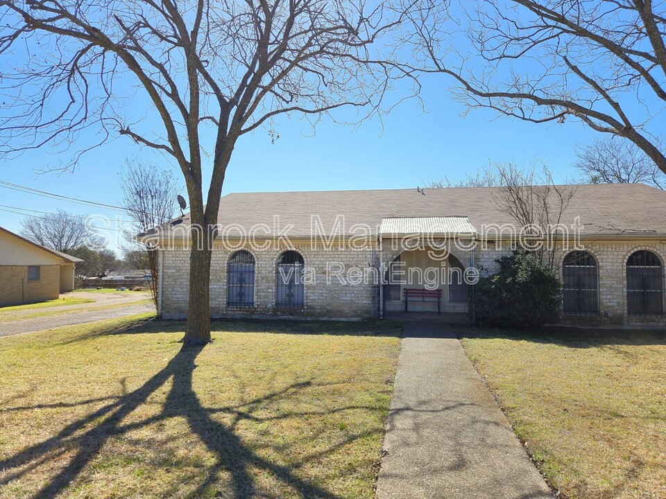 127 E Wall St in Hewitt, TX - Building Photo