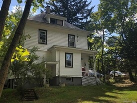 17 Crescent Dr in Huntington, NY - Building Photo