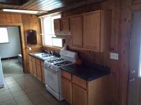 401 E Ryan Rd in Oak Creek, WI - Building Photo