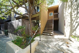 18350 Hatteras St in Los Angeles, CA - Building Photo