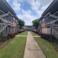 1223 Augusta Dr in Houston, TX - Building Photo - Building Photo