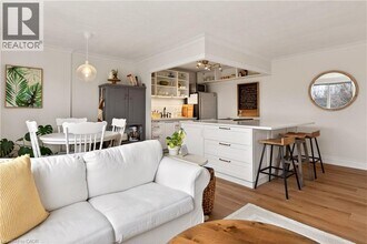 2054 Courtland Dr in Burlington, ON - Building Photo - Building Photo