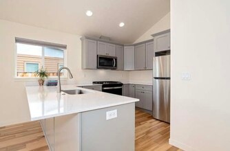 306 E Rapp Rd in Talent, OR - Building Photo - Building Photo