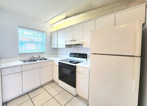 215 SW 1st Ct in Pompano Beach, FL - Building Photo