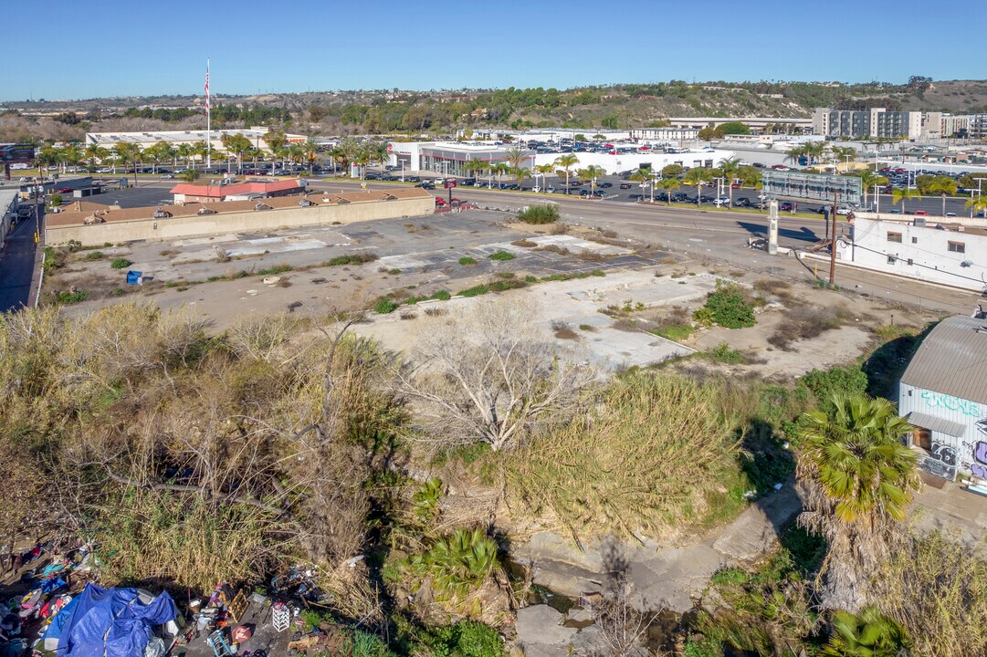 Alvarado Creek Apartments in San Diego, CA - Building Photo