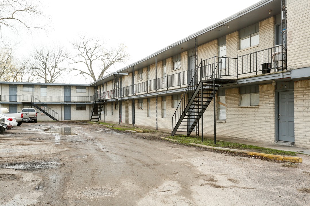 Wipprecht Apartments in Houston, TX - Building Photo