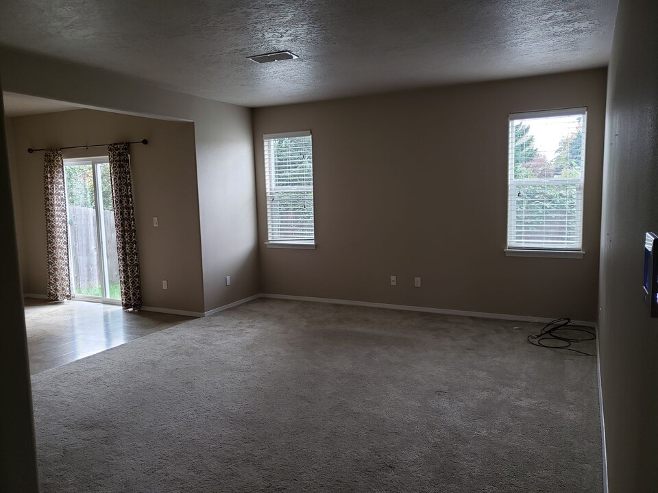 741 Rossmore St in Eugene, OR - Foto de edificio