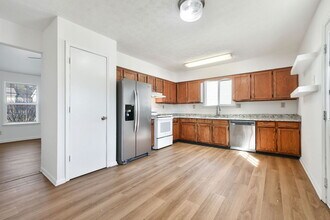 5628 Wooded Lake Dr in Louisville, KY - Building Photo - Building Photo