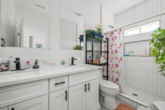 5229 E Falls View Dr in San Diego, CA - Building Photo - Building Photo