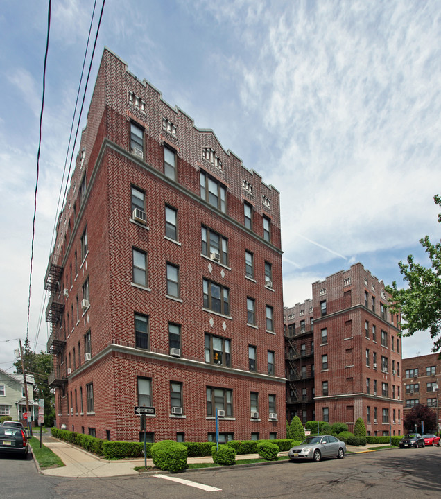 Royal Court in Hackensack, NJ - Building Photo