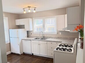 9351 Kennedy Ave, Unit #1 in Highland, IN - Foto de edificio - Building Photo