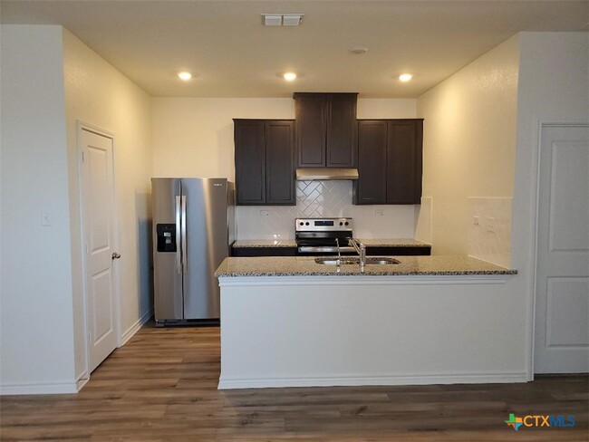 property at 559 Dakota Crk