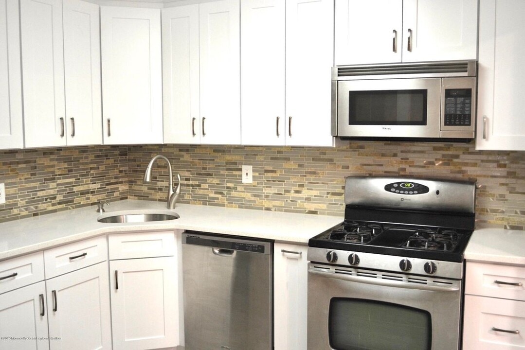 15 Interlaken Ct in Freehold, NJ - Building Photo