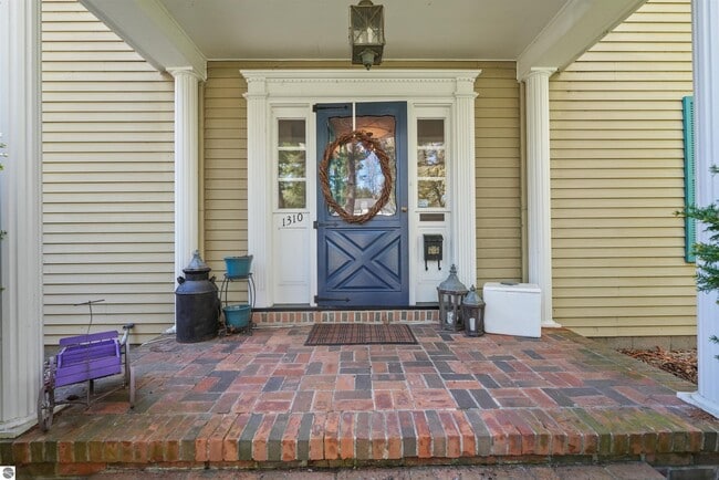 1310 Peninsula Ct in Traverse City, MI - Building Photo - Building Photo