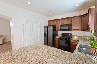 5013 Ciudad Nuevo Dr in Bakersfield, CA - Building Photo - Building Photo