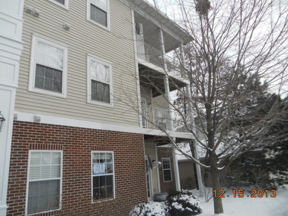 Stratford Court in Lake Bluff, IL - Building Photo