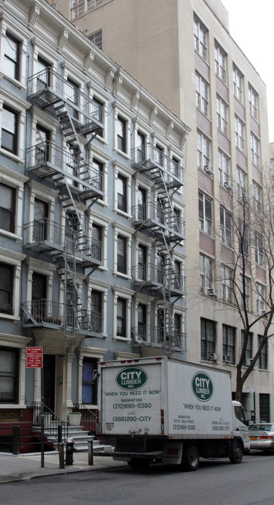 228 W 25th St in New York, NY - Building Photo